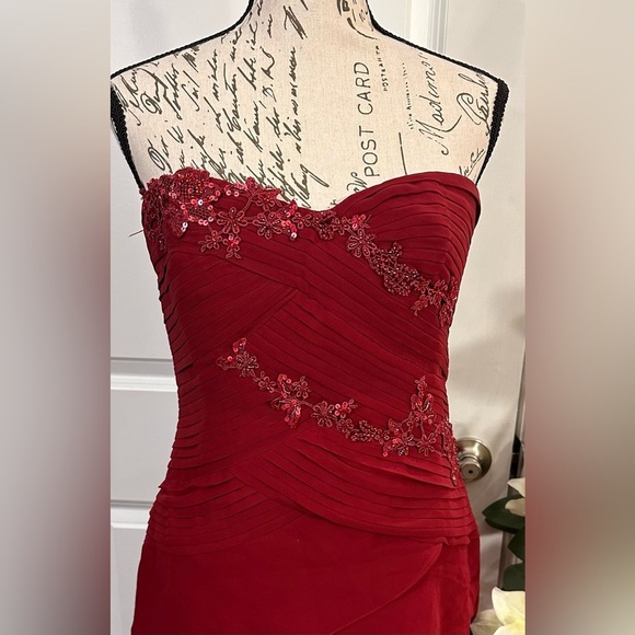 👗Elegant Burgundy Chiffon Layered Formal Gown with Silk Lining -👗 - Picture 3 of 15